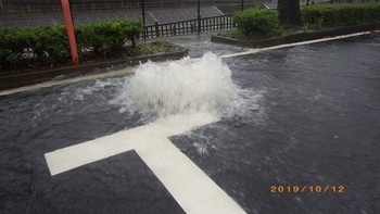 写真：永山橋付近のマンホールからあふれる水