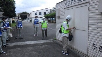 写真：地区防災倉庫を開ける様子