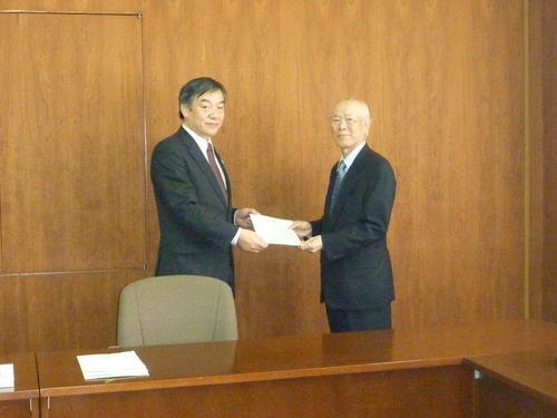 写真：市長と協定書を交わす楽友会理事長中村勝政氏