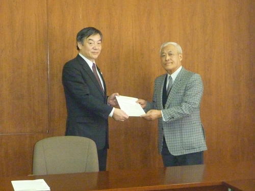 写真：市長と協定書を交わす大和会理事長牛尾益行氏