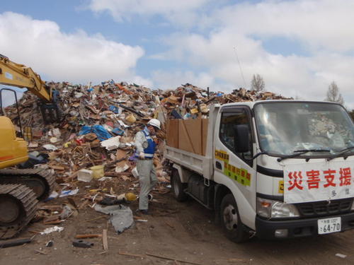 写真：ゴミ収集を行う多摩市職員