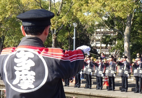 写真：出初式（多摩中央公園）でのラッパ吹奏