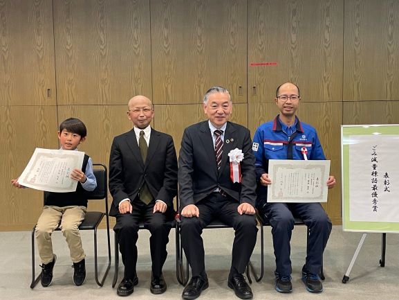 写真:賞状を前に持った受賞者たち