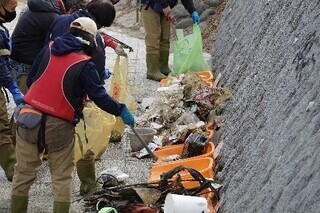 写真：大栗川の定例清掃活動1