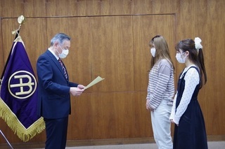 写真：左から多摩市長、清水さん（恵泉女学園大学）、荒巻さん（恵泉女学園大学）