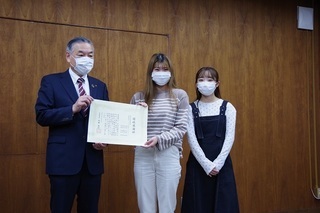 写真：左から多摩市長、 清水さん（恵泉女学園大学）、荒巻さん（恵泉女学園大学）