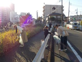 写真:唐木田駅まち美化キャンペーンの様子