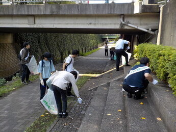 乞田川沿いの清掃写真