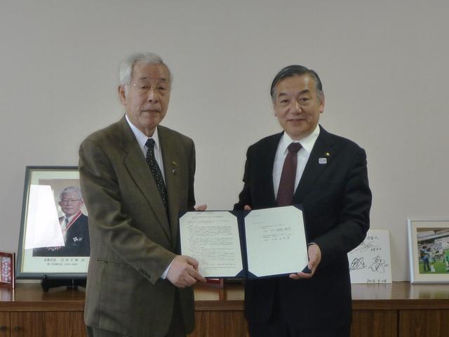 写真:調印式の様子