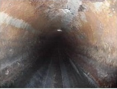 写真:更生工事の施工前の下水道管の内部1