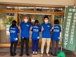 写真：熱中症対策アドバイザーTシャツを着る市民の方々1