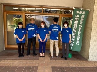 写真：熱中症対策アドバイザーTシャツを着る市民の方々2