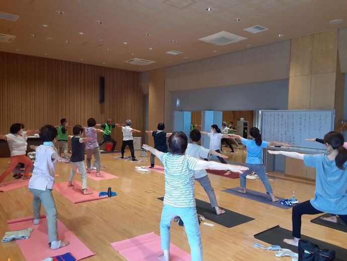 写真：活動（ストレッチ）