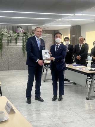 写真:グズニ大統領と議長