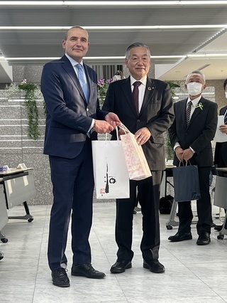 写真:グズニ大統領と市長