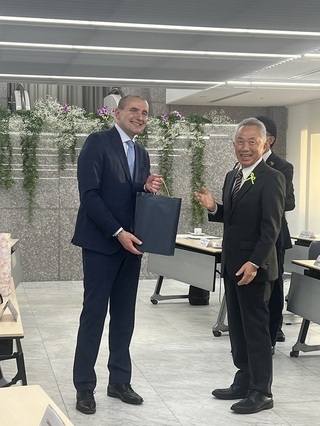 写真:グズニ大統領と町長