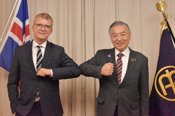 写真:大使と市長2