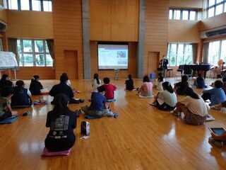 写真：瓜生小学校での交流会1