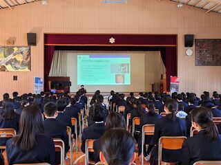 写真：和田中学校での交流会1