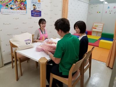 写真：保健師さんと妊婦さんご家族との面接の様子