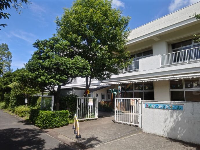 写真：夏の豊ヶ丘児童館入口