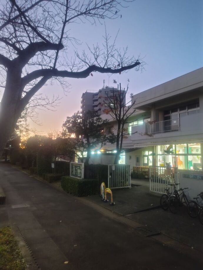 写真：師走の豊ヶ丘児童館入口