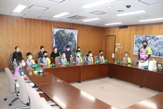 写真:多摩フレンズベースボールクラブの皆さんが机を囲んで市長の話を聞いている様子
