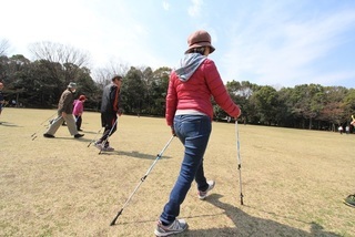 写真：ノルディックウォーキングの様子