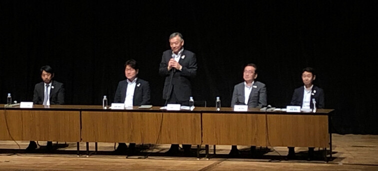 写真:合同記者会見を行う都内通過自治体8市の市長たち