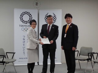 写真：多摩市長と稲城市長が東京都猪熊副知事に提案書を渡す様子