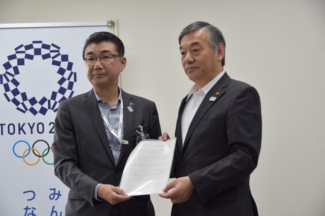 写真:東京都オリンピック・パラリンピック準備局長に要望書を手渡す阿部市長の様子