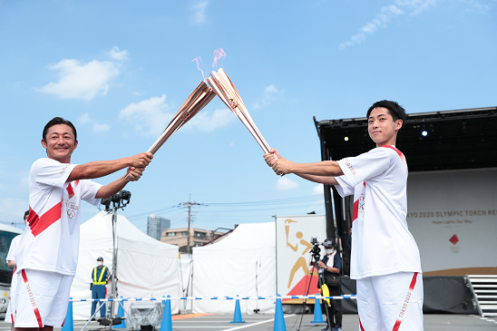 写真：第14走者と最終走者のトーチキスの様子