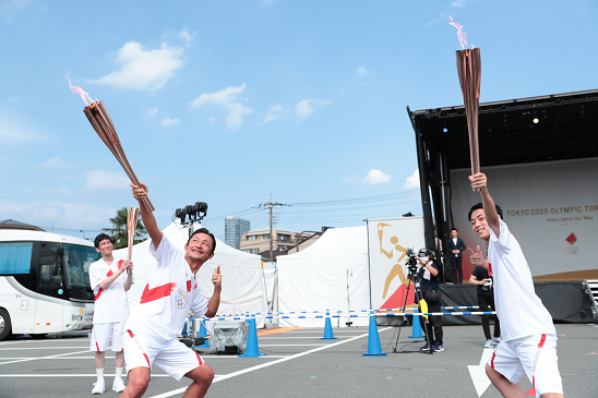 写真：第14走者と最終走者によるトーチキス後の決めポーズ