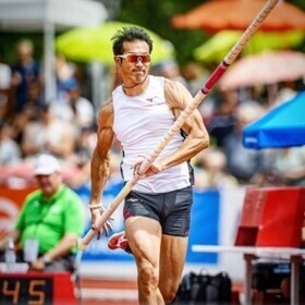 写真:棒高跳び競技をする右代啓祐選手