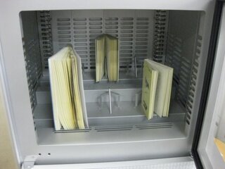 写真：除菌機に本を設置した様子