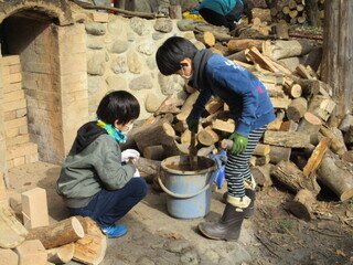 写真：粘土を準備する様子