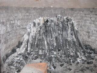 写真：窯内の炭