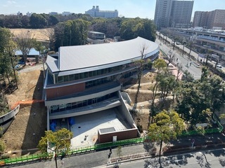 中央図書館の外観写真