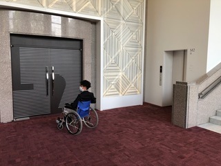 写真：ロビーエレベーター（大ホール入口）