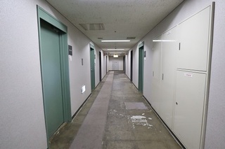 写真:大ホール楽屋前通路(令和2年6月撮影)