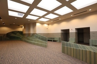 写真:大ホールホワイエ(トイレ周辺)(令和2年6月撮影)