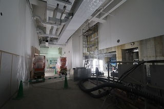 写真:大ホールホワイエ(トイレ周辺)(令和3年4月撮影)