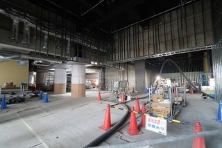 写真:2階ロビー(小ホール方向)(令和3年4月撮影)