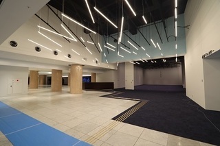 写真:2階ロビー(小ホール方向)(令和3年12月撮影)