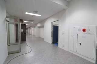 写真:1階事務所前廊下(令和3年12月撮影)