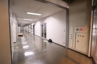 写真：1階事務所前廊下（令和2年6月撮影）