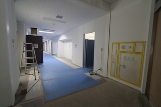 写真:1階事務所前廊下(令和3年9月撮影)