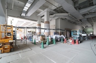 写真:2階ロビー(サブホワイエ方向)(令和3年4月撮影)