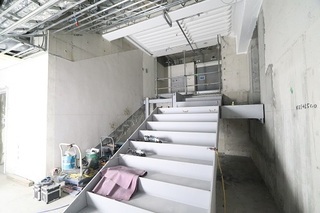 写真：小ホール下手側階段（令和3年3月撮影）
