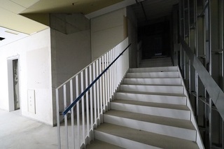 写真：小ホール下手側階段（令和3年4月撮影）